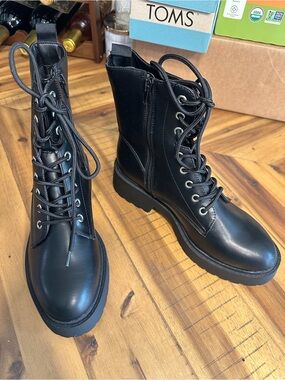 r2 Stomrie Black Combat Boots Women’s Size 7.5 Lug Sole Zip
